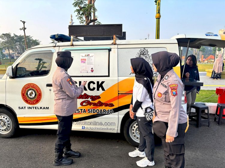 Aksi Humanis.Polwan Polresta Sidoarjo Amankan Car Free Day