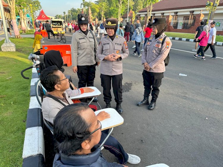 Polwan Polresta Sidoarjo Amankan Car Free Day Alun-alun